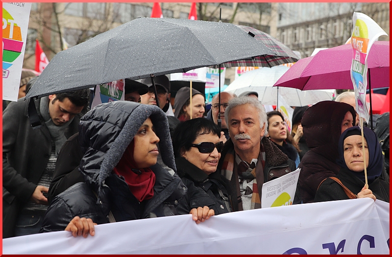 Etkinliğe testek verenler arasında Ozan Şahturna ve eşi Ozan Şiar da vardı. | Fotoğraf: Münir Bağrıaçık / DieGazete.de